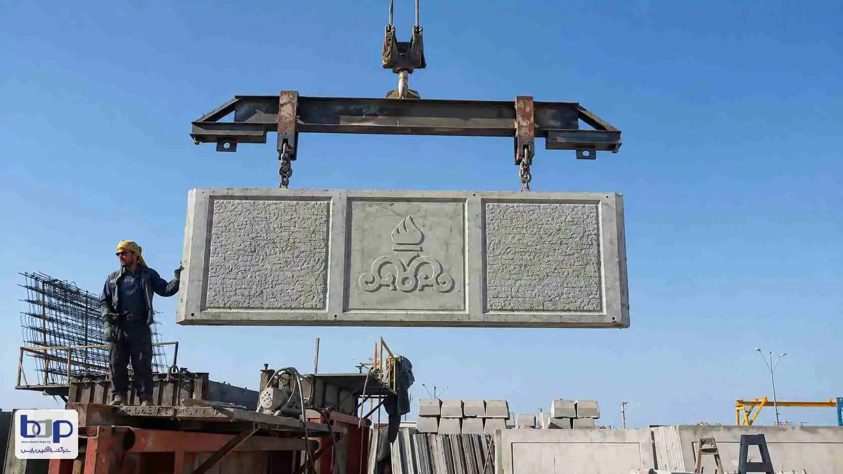 خط لوله نفت خام گوره جاسک — جابه جایی پنل نقش دار خط لوله نفت خام گوره جاسک با جرثقیل