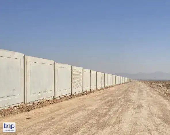 نیروگاه خورشیدی مبارکه — دیوار بتنی پیش ساخته نیروگاه خورشیدی مبارکه ردیف پنل ها