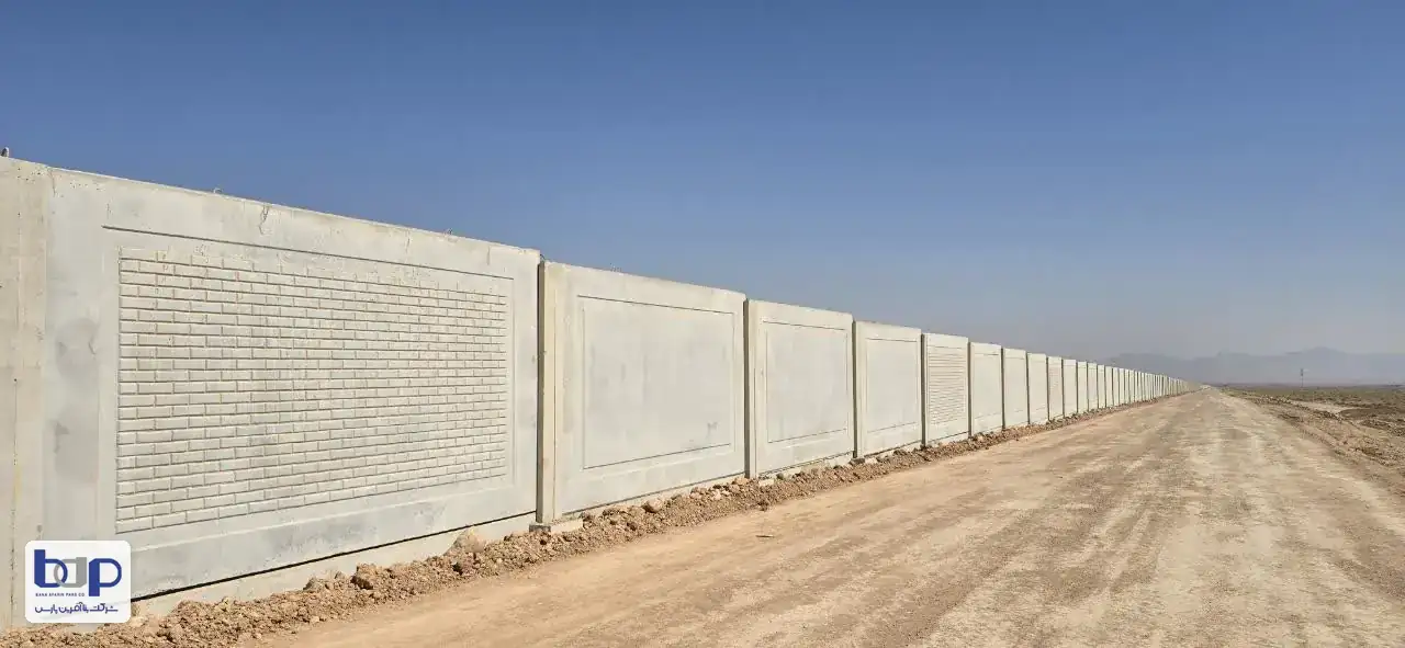 نیروگاه خورشیدی مبارکه — دیوار بتنی پیش ساخته نیروگاه خورشیدی مبارکه نمای نزدیک